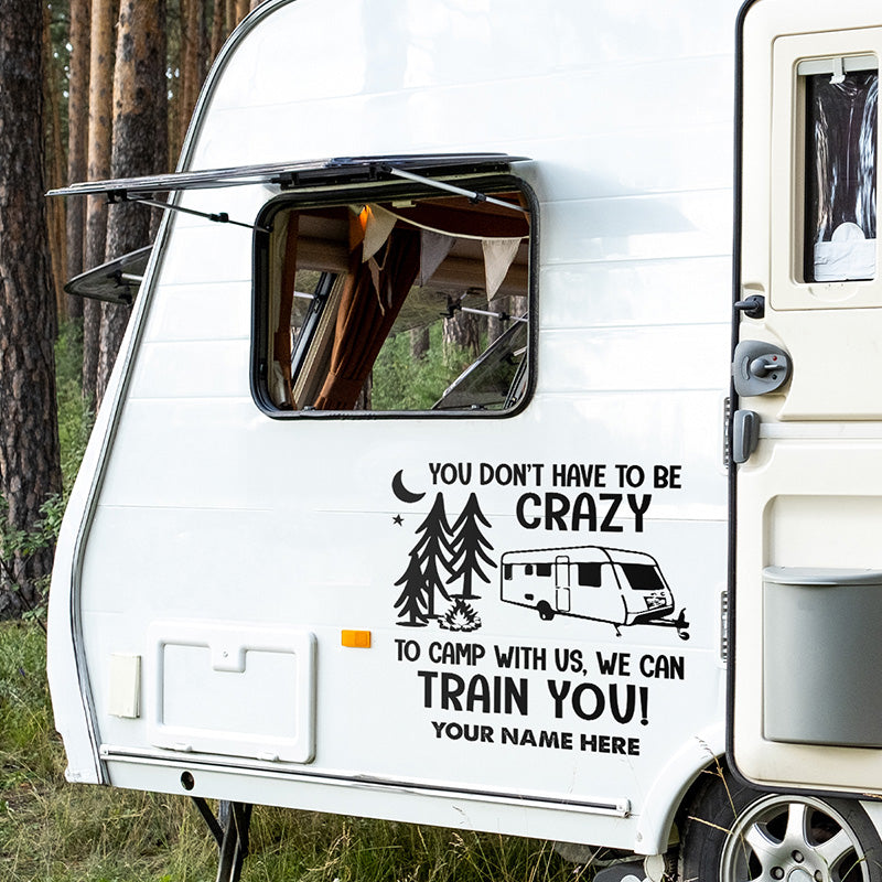 Pas besoin d'être fou pour camper avec nous - Autocollant personnalisé pour camping-car - Cadeau pour les amateurs de camping