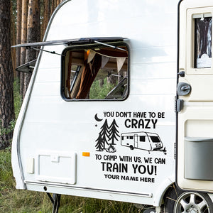 Pas besoin d'être fou pour camper avec nous - Autocollant personnalisé pour camping-car - Cadeau pour les amateurs de camping
