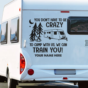 Pas besoin d'être fou pour camper avec nous - Autocollant personnalisé pour camping-car - Cadeau pour les amateurs de camping