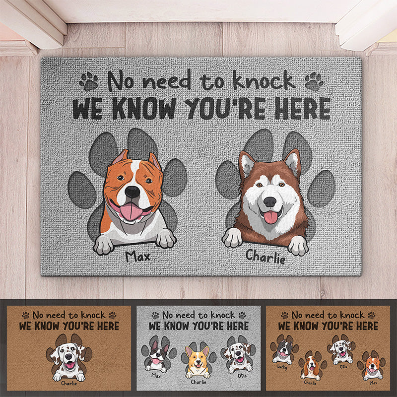 Pas besoin de frapper, nous savons que vous êtes là - Tapis décoratif personnalisé pour chien - Cadeau pour les propriétaires d'animaux et les amoureux des animaux