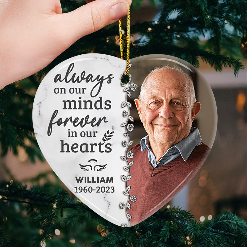 Photo personnalisée pour toujours dans nos cœurs - Ornement commémoratif personnalisé en forme de cœur en céramique - Cadeau de Noël, cadeau de condoléances pour les membres de la famille