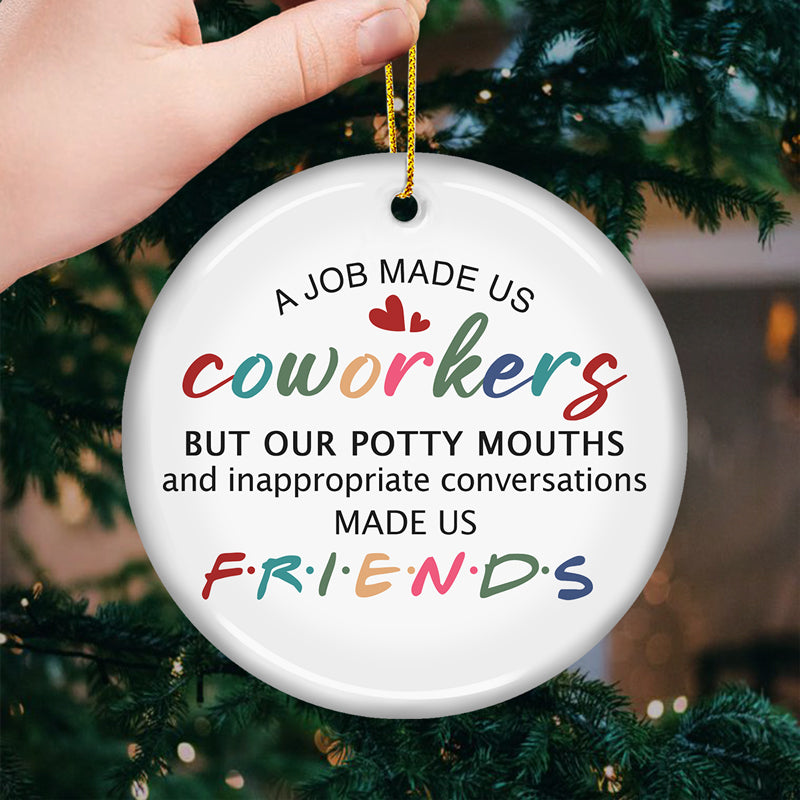 Tu es la raison pour laquelle je ne frappe pas les gens au travail - Ornement personnalisé pour collègue - Forme ronde en céramique - Cadeau de Noël pour collègues, amis de travail, collègues
