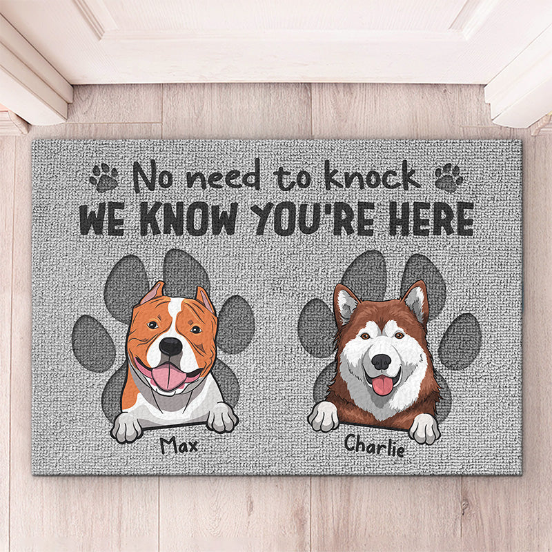 Pas besoin de frapper, nous savons que vous êtes là - Tapis décoratif personnalisé pour chien - Cadeau pour les propriétaires d'animaux et les amoureux des animaux