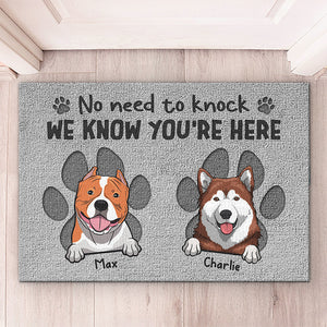 Pas besoin de frapper, nous savons que vous êtes là - Tapis décoratif personnalisé pour chien - Cadeau pour les propriétaires d'animaux et les amoureux des animaux