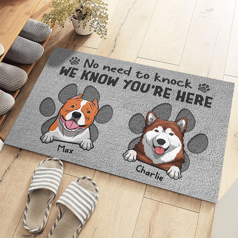 Pas besoin de frapper, nous savons que vous êtes là - Tapis décoratif personnalisé pour chien - Cadeau pour les propriétaires d'animaux et les amoureux des animaux