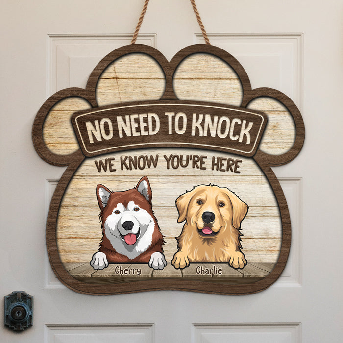 Pas besoin de frapper, nous savons que vous êtes là - Panneau en bois personnalisé en forme de patte de chien - Cadeau de pendaison de crémaillère pour les propriétaires d'animaux et les amoureux des animaux
