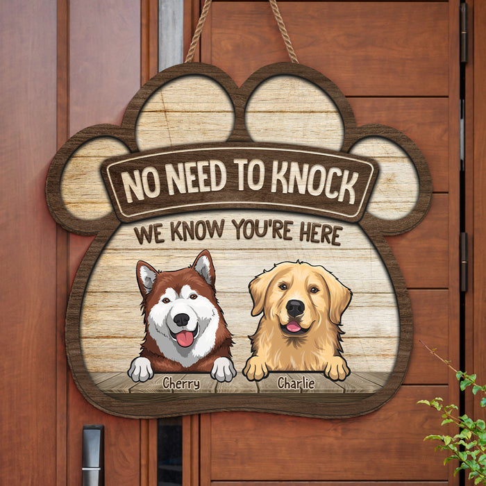 Pas besoin de frapper, nous savons que vous êtes là - Panneau en bois personnalisé en forme de patte de chien - Cadeau de pendaison de crémaillère pour les propriétaires d'animaux et les amoureux des animaux
