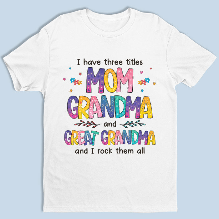 J'ai trois titres et je les porte tous - T-shirt unisexe personnalisé, sweat à capuche, sweat-shirt - Cadeau de fête des mères, d'anniversaire pour grand-mère, arrière-grand-mère