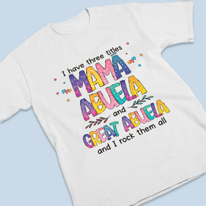 J'ai trois titres et je les porte tous - T-shirt unisexe personnalisé, sweat à capuche, sweat-shirt - Cadeau de fête des mères, d'anniversaire pour grand-mère, arrière-grand-mère