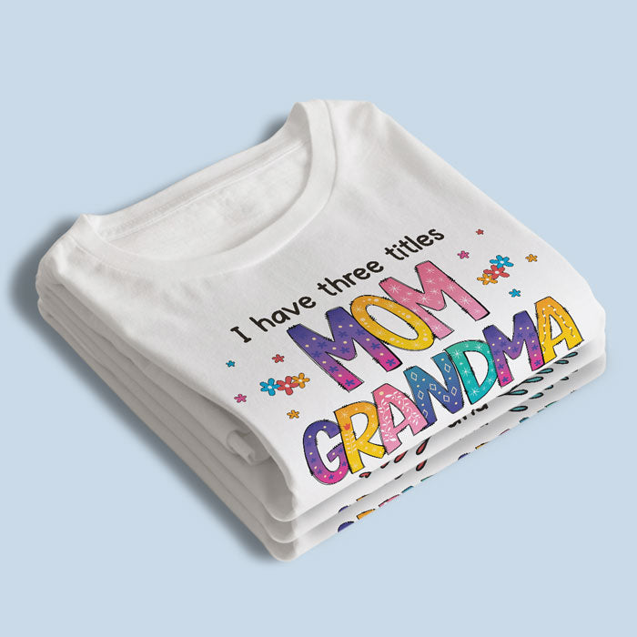 J'ai trois titres et je les porte tous - T-shirt unisexe personnalisé, sweat à capuche, sweat-shirt - Cadeau de fête des mères, d'anniversaire pour grand-mère, arrière-grand-mère