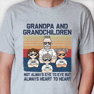 Grand-père et petits-enfants toujours cœur à cœur - T-shirt unisexe personnalisé, sweat à capuche, sweat-shirt - Cadeau pour grand-père et grands-parents
