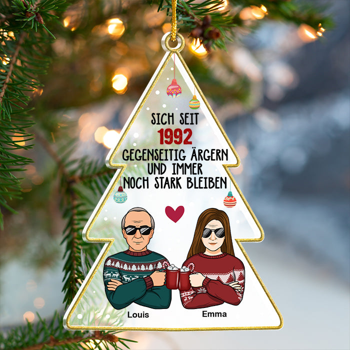 Einander Ärgern Und Trotzdem Stark Bleiben - Décoration de Noël en acrylique personnalisée en forme d'arbre de Noël - Cadeau pour couple, mari, femme, anniversaire, fiançailles, mariage, cadeau de mariage, cadeau de Noël