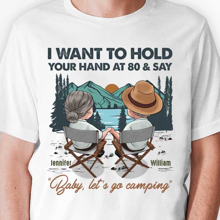 Tiens-toi la main à 80 ans et dis bébé, allons camper - T-shirt unisexe personnalisé, sweat à capuche, sweat-shirt - Cadeau pour couple, mari, femme, anniversaire, fiançailles, mariage, mariage, cadeau de camping