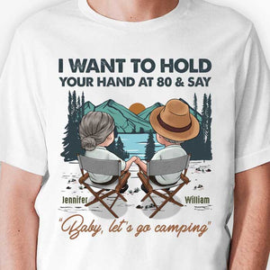 Tiens-toi la main à 80 ans et dis bébé, allons camper - T-shirt unisexe personnalisé, sweat à capuche, sweat-shirt - Cadeau pour couple, mari, femme, anniversaire, fiançailles, mariage, mariage, cadeau de camping
