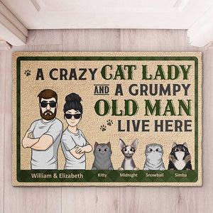 Une folle aux chats et un vieil homme grincheux - Tapis décoratif personnalisé - Cadeau pour les amoureux des animaux
