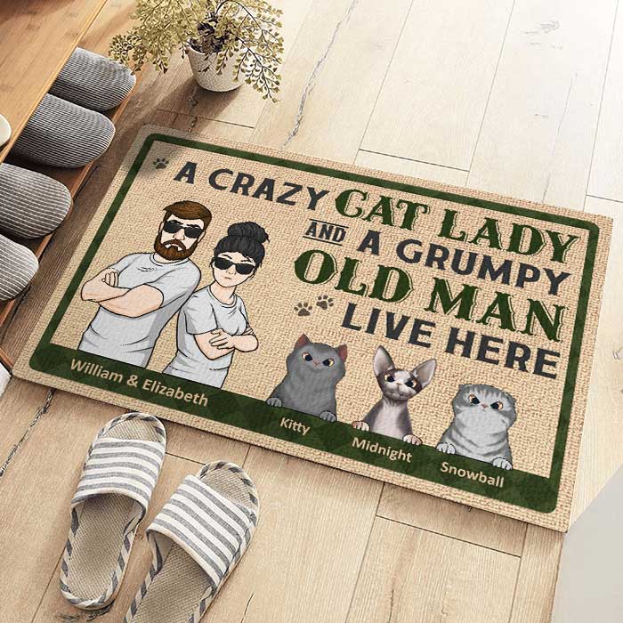 Une folle aux chats et un vieil homme grincheux - Tapis décoratif personnalisé - Cadeau pour les amoureux des animaux