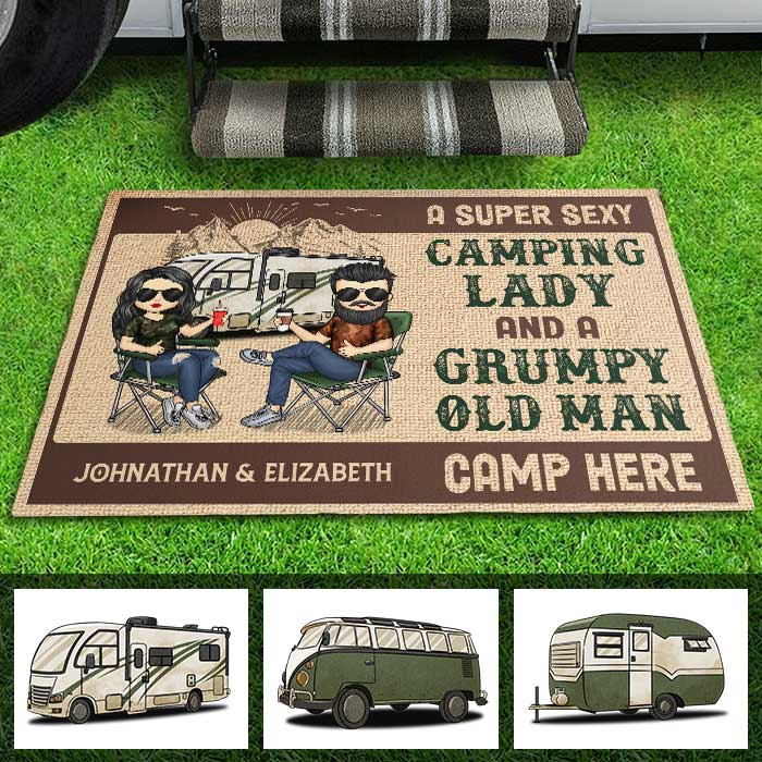 Un couple génial campe ici ! Tapis décoratif personnalisé ! Cadeau pour les amateurs de camping