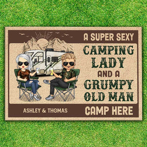 Un couple génial campe ici ! Tapis décoratif personnalisé ! Cadeau pour les amateurs de camping