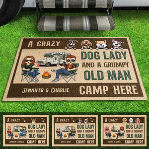 Une folle chienne campe ici - Tapis décoratif personnalisé - Cadeau pour les amateurs de camping