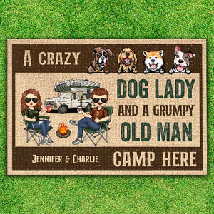 Une folle chienne campe ici - Tapis décoratif personnalisé - Cadeau pour les amateurs de camping