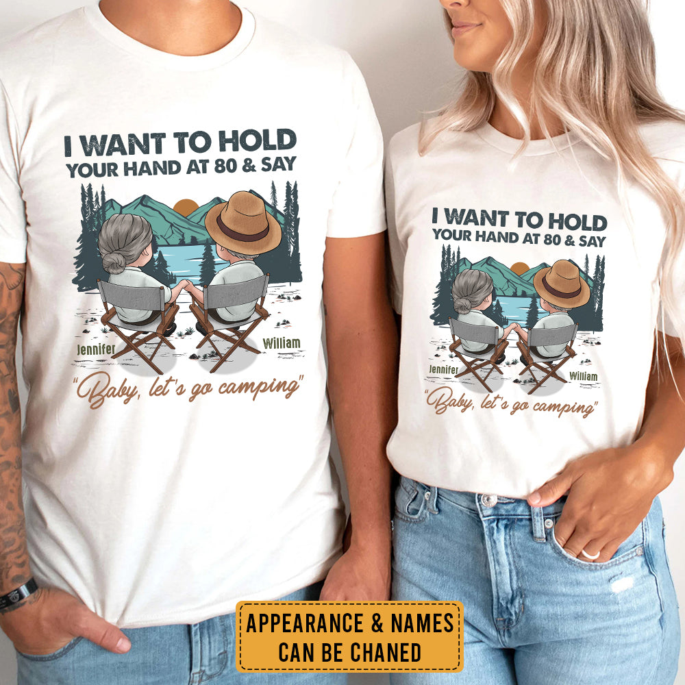 Tiens-toi la main à 80 ans et dis bébé, allons camper - T-shirt unisexe personnalisé, sweat à capuche, sweat-shirt - Cadeau pour couple, mari, femme, anniversaire, fiançailles, mariage, mariage, cadeau de camping